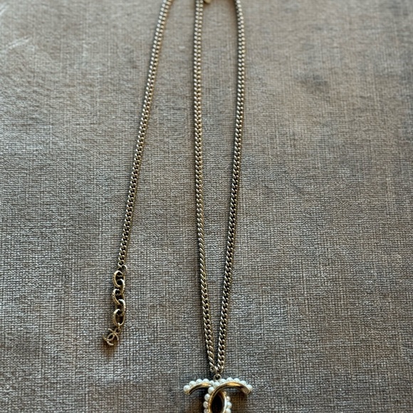 Authentic Chanel CC Faux Pearl Necklace Gold Tone - Picture 4 of 12